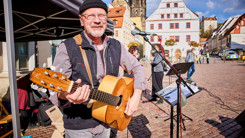 Peter Lippert singt am Sonnabend auf dem Pirnaer Markt seine Lieder.