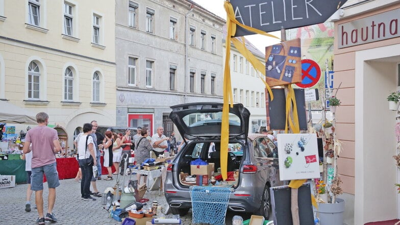 Reges Treiben an den Trödelständen.