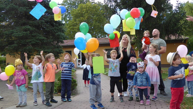 Weltkindertag in Strauch: Am "Mäusestübchen" steigen Luftballons auf