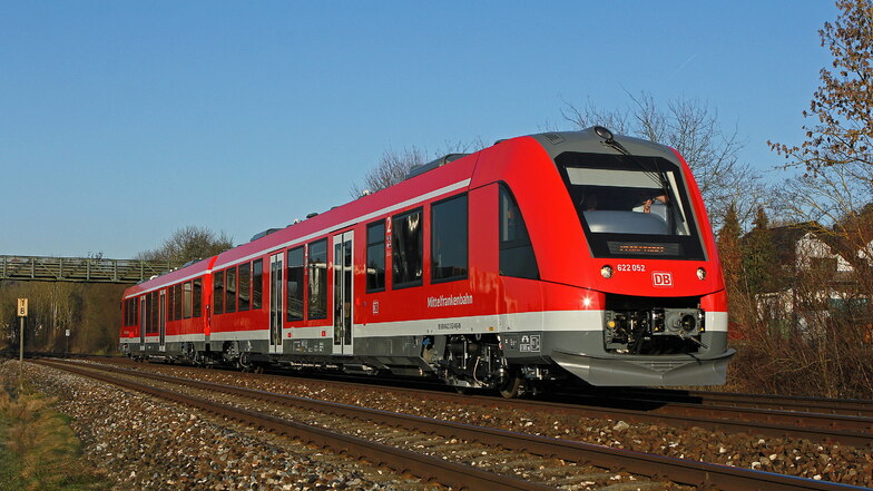 Ein dieselbetriebener Triebwagen ist bei Hersbruck unterwegs: Seit Jahren gibt es Pläne, die Strecke zwischen Nürnberg und Hof zu elektrifizieren.