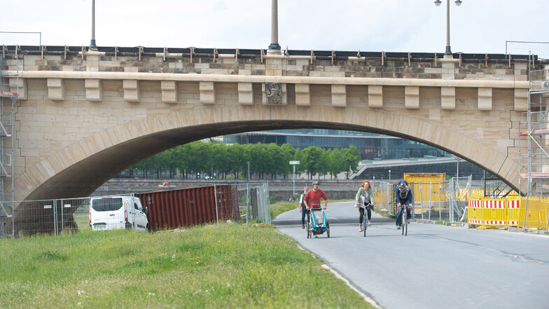 Die Sandsteinflächen an diesem Bogen der Augustusbrücke wurden erneuert. Jetzt konnte er Elberadweg wieder freigegeben werden.