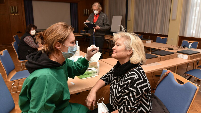 Maika Wittenburg, Mitarbeiterin der Praxis Schilling, testet die Altenberger Kindergärtnerin Karin Kropfgans im Ratssaal der Stadt Altenberg.