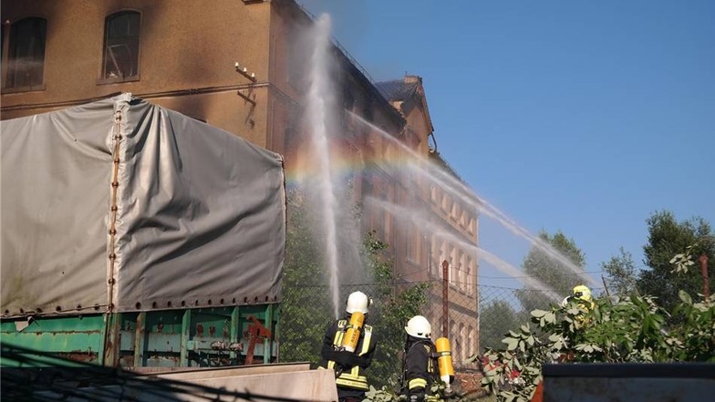 Laut Thomas Jantke, Polizeiführer des Lagezentrums der Polizeidirektion Görlitz, sind Kameraden verschiedener Feuerwehren noch bis in den späten Abend mit dem Löschen des Brandes beschäftigt.
