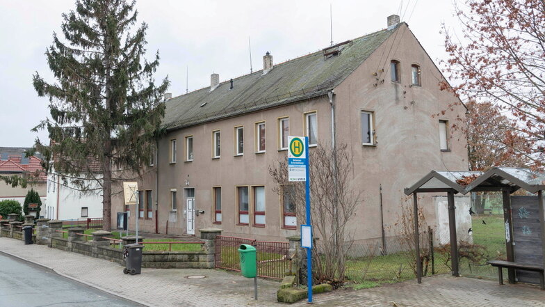 Die ehemalige Schule in Bobersen verfällt immer mehr. Die Entwicklungs- und Verwertungsgesellschaft Zeithain hat sie gekauft.