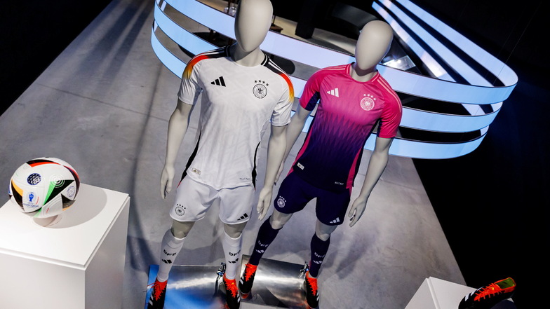Die offiziellen Trikots der deutschen Fußball-Nationalmannschaft für die kommende Fußball-Europameisterschaft sind weiß und knallig pink.