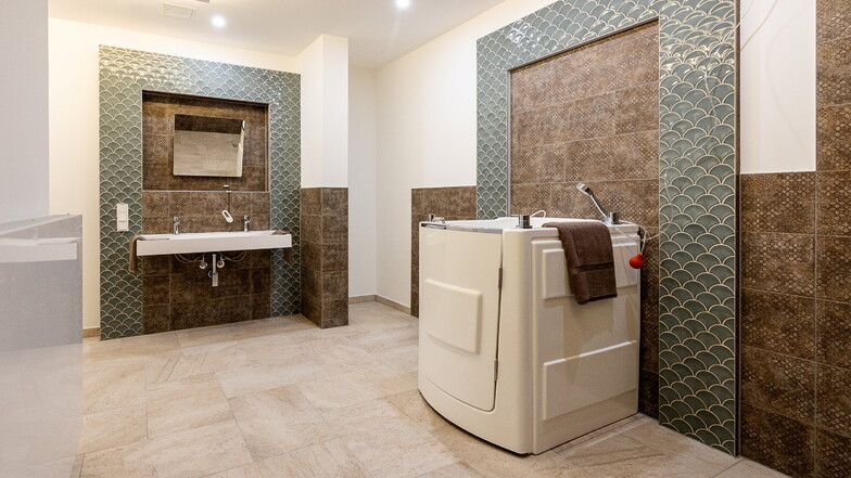 Das Sitzbad in einem großzügigen Badezimmer gehört zu den besonderen Angeboten in der neuen Kurzzeitpflege.