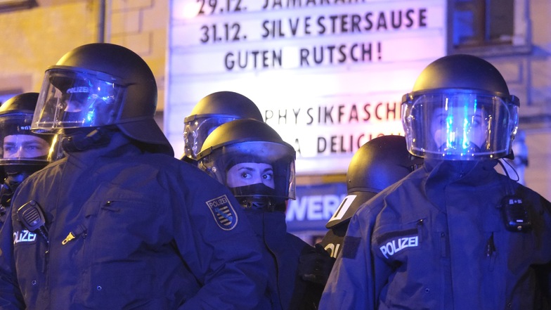 In der Nacht zu Neujahr 2023 ist es im Stadtteil Connewitz zu Zusammenstößen zwischen Randalierern und der Polizei gekommen.