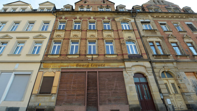 Dem Haus Hauptstraße 28 in Copitz droht der Verfall, falls es nicht saniert wird. Nun will Pirna den Gammelkandidaten selbst retten.