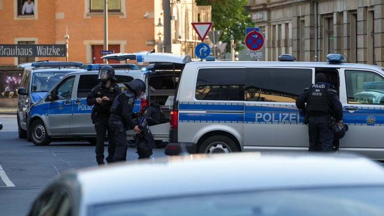 Am Dienstagabend umstellte die Polizei nach Waffendrohungen ein Haus in Dresden.