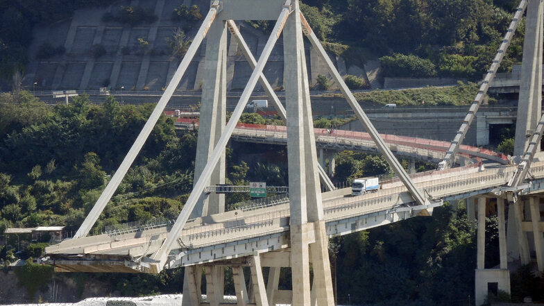 Letzter Lastwagen rollt von Unglücks-Brücke in Genua