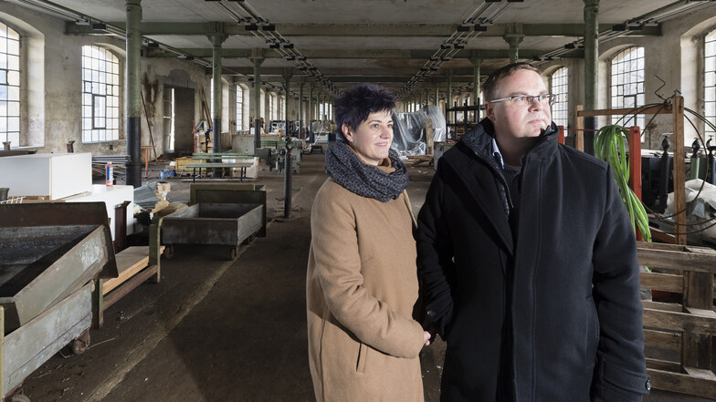 Die Gemeinde will eine alte Weberei abreißen, um Platz für neue Industrie zu schaffen. Bauamtsleiterin Cornelia Würz-Lehmann und Bürgermeister Jens Zeiler rechnen mit einer Million Euro für den Abriss und die Entsorgung.