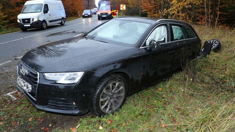 Bei einem Zusammenprall in der Dresdner Heide verlor der Audi das Hinterrad. Ein anderer Fahrer war auf die Gegenfahrbahn geraten.