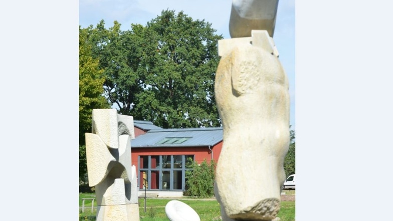 Diese Skulpturen entstanden 2015 am Roten Haus.