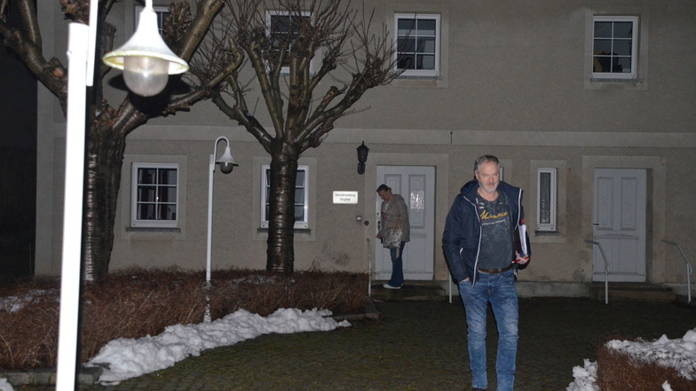 Die Laternen vor dem Gemeindeamt in Königshain sind aus, Bürgermeister Maik Wobst und Sekretärin Marén Dittrich gehen im Dunkeln nach Hause.