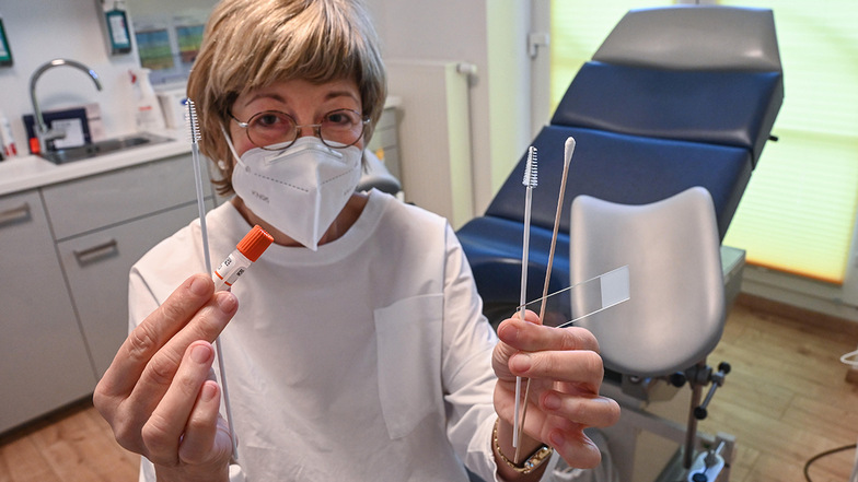 Die Chemnitzer Gynäkologin Dr. Petra Küllig zeigt das Zubehör für die zwei Tests auf Gebärmutterhalskrebs. In ihrer rechten Hand: Entnahmebürste und Reagenzglas zum HPV-Test, in ihrer linken: Bürste, Wattestab und Objektträger zum Pap-Abstrich.
