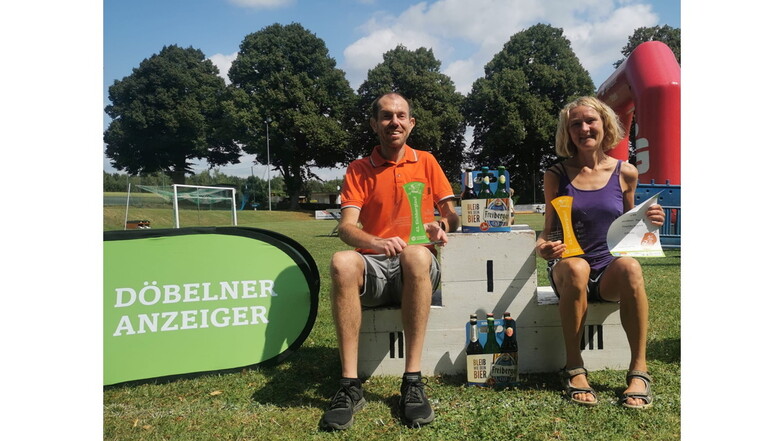 Die Sieger des Hauptlaufes: Steffen Wohlfarth und Franziska Kranich zeigen stolz die Pokale und Präsente.