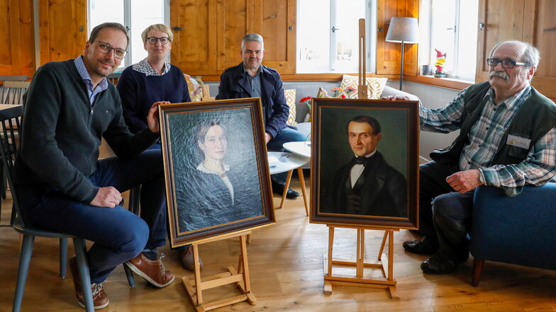 Klaus Hünlich (rechts) hat als Ururenkel die Porträts von Leberecht und Agnes Hünlich von 1855 der Stadt Neusalza-Spremberg geschenkt. Bürgermeister Matthias Lehmann wiederum gab die Gemälde an Ehepaar Neumann, die das Hünlich-Haus gekauft haben.