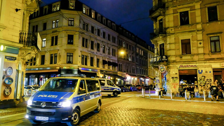 Ein Fahrzeug der Polizei steht auf der Kreuzung Rothenburger Straße/Görlitzer Straße und Louisenstraße "Assi-Eck".