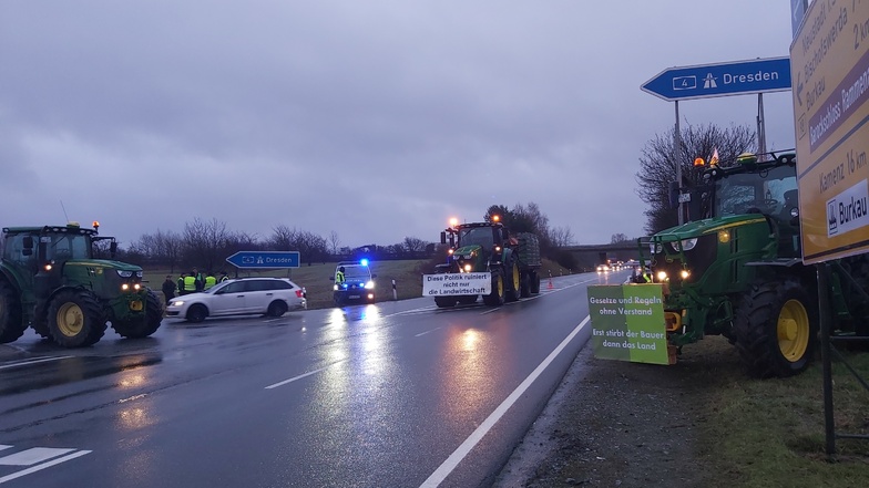 Bauern blockierten am Donnerstagmorgen mir Fahrzeugen und Transparenten die Auffahrt der A4 am Burkauer Berg im Landkreis Bautzen