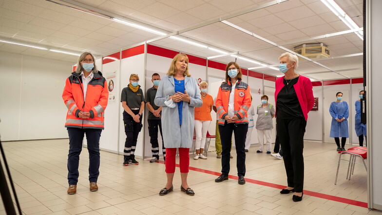Sachsens Gesundheitsministerin Petra Köpping bedankt sich bei den Mitarbeitern im Impfzentrum Pirna.
