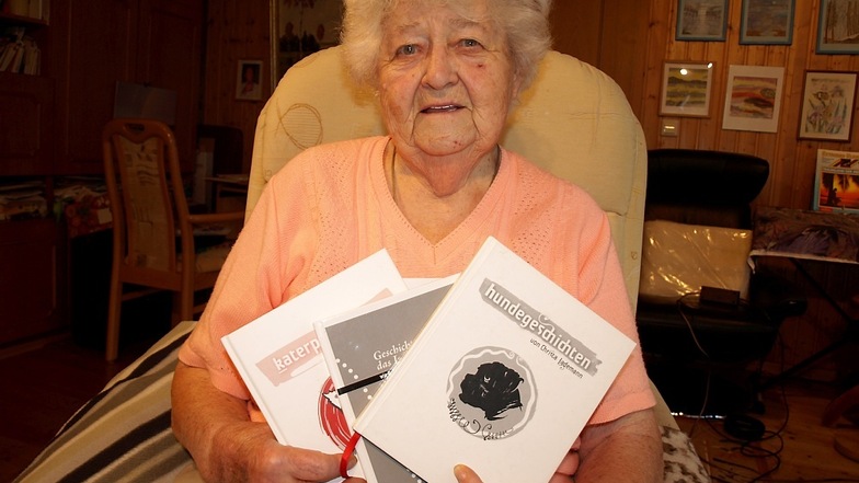 Christa Lademann aus Bad Muskau ist Hobbyautorin. Die 93-Jährige hat inzwischen schon sieben Bücher für Kinder und Erwachsene geschrieben. Drei weitere Bände stehen kurz vor ihrer Fertigstellung und Herausgabe.
