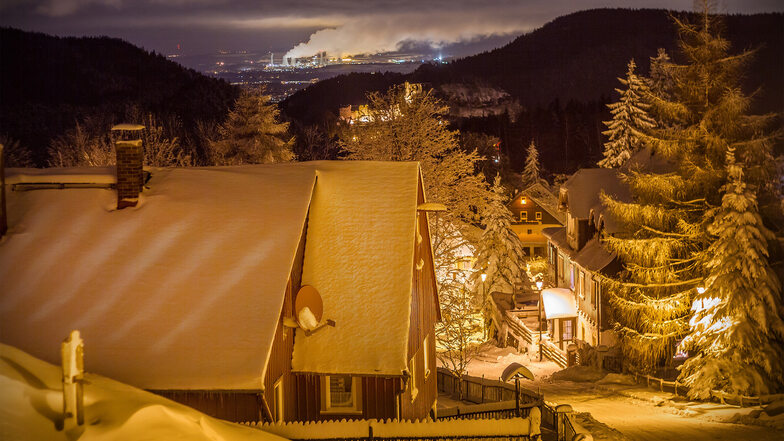 Schneebedeckte Dächer, Wälder und Wege im Oybiner Ortsteil Hain im Vordergrund, das Kraftwerk Turow im Hintergrund. Foto: Matthias Teichgräber