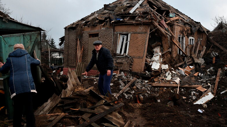 Kramatorsk: Anwohner inspizieren ihr Haus, das durch russischen Beschuss beschädigt worden sein soll.