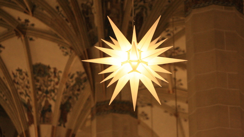 Der Stern ist das Symbol schlechthin für Weihnachten. Er leuchtet dieses Jahr recht einsam in den Kirchen.