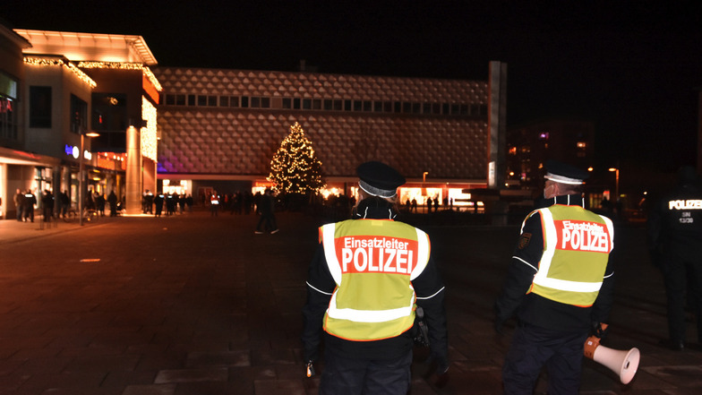 Montagabend kurz vor 18 Uhr auf dem Lausitzer Platz in Hoyerswerda