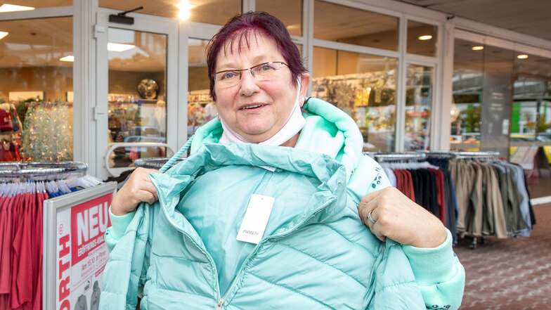 Dagmar Müller ist in dem neu eröffneten Kaufhaus Woolworth in Pirna fündig geworden und hat sich eine Jacke gekauft.