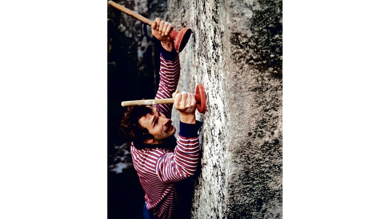 Kurt Albert saugt sich beim Klettern an die Wand.