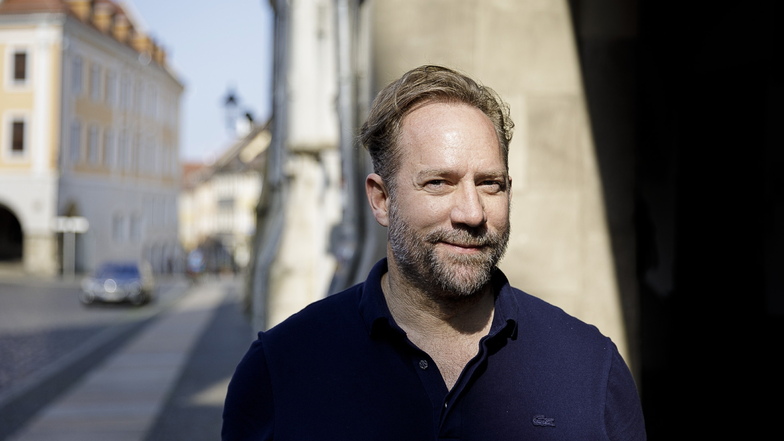Michael Simon de Normier auf dem Görlitzer Untermarkt. Mit der Stadt ist der Filmproduzent seit über zehn Jahren verbunden.