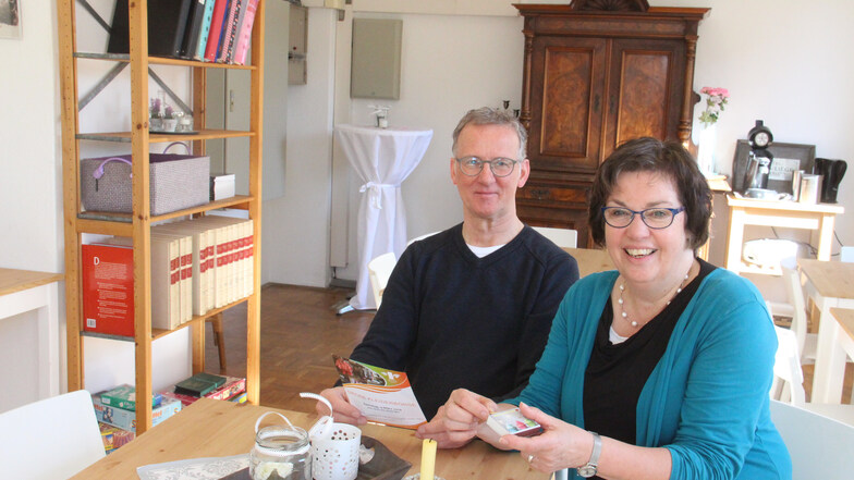 Kees und Grady Weedage vom Christlichen Zentrum Bautzen begrüßen am Sonnabend die ersten Gäste im neuen „Café Connect“.