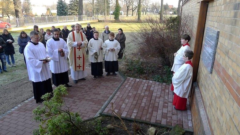 Die Tafel in Erinnerung an drei Pfarrer wurde Sonntag im Rahmen der Sonntagsmesse an der Katholischen Kirche feierlich eingeweiht.