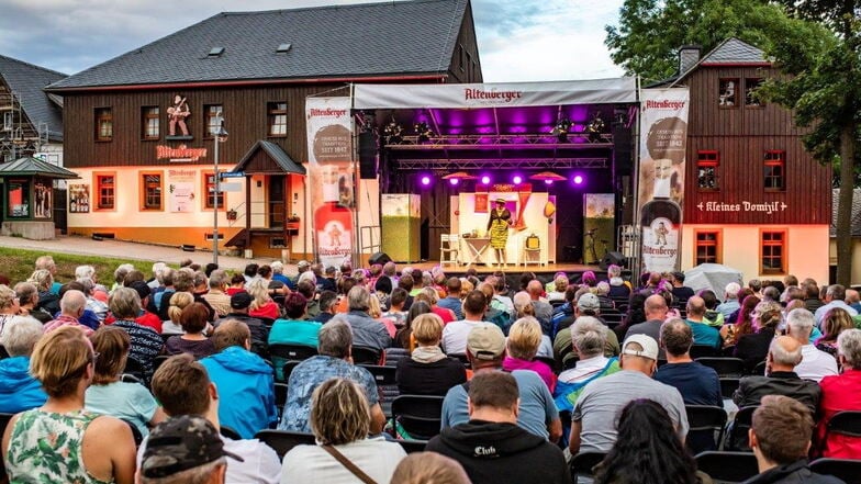 Im vergangenen Jahr organisierte Thomas Röpke das erste Altenberger Festival. Wie diesmal auch wurde es Freitagabend mit einem Kabarett-Auftritt vor der Kräuterlikörfabrik Altenberg eröffnet.