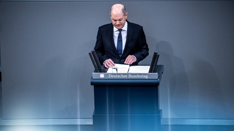 Bundeskanzler Olaf Scholz (SPD) spricht am Dienstag  bei einer Regierungserklärung zur Haushaltslage im Bundestag.