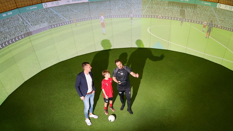 Daniel Umbrella (l.) hat das Soccerbot 360° erfunden. Leipzigs U13-Trainer Tom Stuckey (r.) erklärt seinem Spieler Moritz Tischler die nächste Aufgabe.