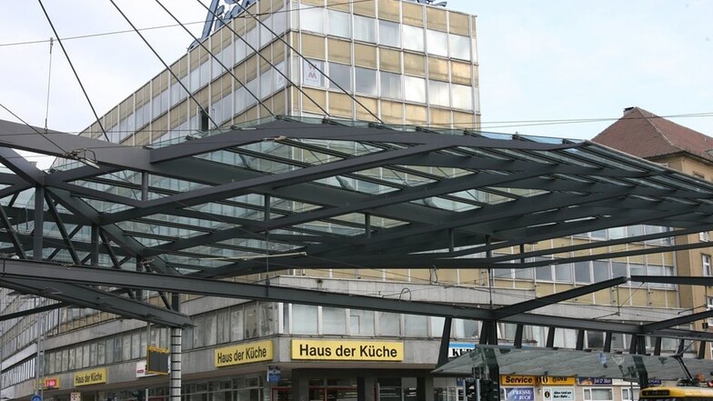 Nicht Firmensitz, aber bis 2009 eine markante Ansicht am Dresdner Postplatz.
