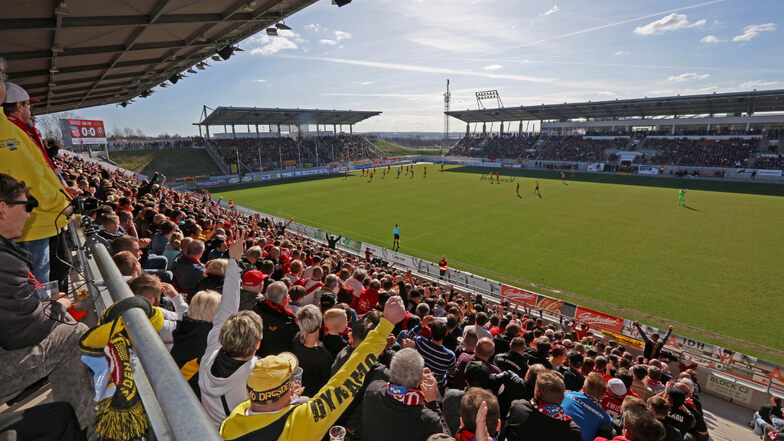 Gemeinsam feuern die Fans von Dynamo und des FSV ihre Mannschaften an - wie beim Benefizspiel vor 10.134 Zuschauern im März 2017 in Zwickau.