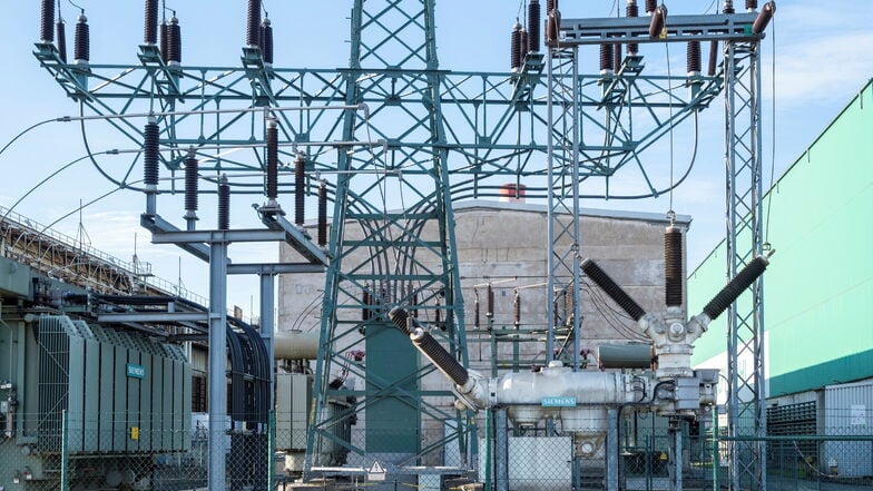 Das Riesaer Stahlwerk Feralpi hat eine eigene Stromversorgung mit Umspannwerk. Als die Preise aber extrem nach oben schossen, wurde die Stromzufuhr kurzzeitig abgeschaltet: zu teuer. Bei derart hohen Preisen ist ein rentabler Betrieb nicht mehr möglich.