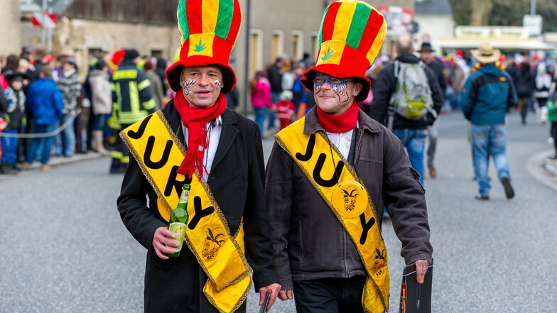 Auch Uwe Grafe (l.) und Holger Tillig als Umzugs-Juroren des RCC stehen für 66 Jahre Karneval in Radeburg. Hier geht Sachsens größter Straßenfasching über die Bühne.
