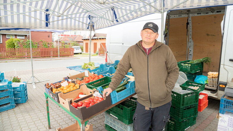 Mariusz Stonoga kommt einmal die Woche nach Niesky und verkauft Obst und Gemüse. Fortan soll auch Rothenburg dazugehören.