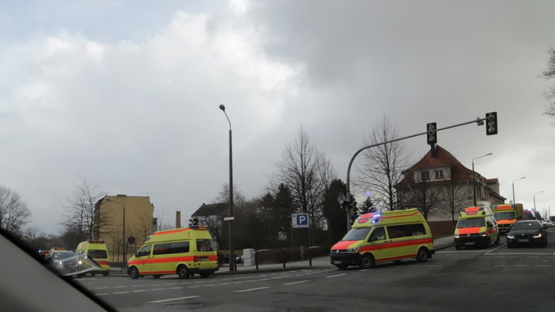 Diese Rettungseinsatzwagen waren in Görlitz an der Kreuzung am Klinikum unterwegs.