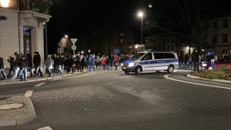 Ein langer Protestzug formierte sich über den Löbauer Promenadenring.