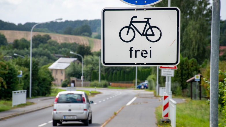 In der Ortslage Gebersbach können die Radler noch auf dem kombinierten Rad-/Fußweg fahren. Nach dem Ortsausgangsschild endet dieser Weg jedoch und Radfahrer müssen auf der kurvenreichen Staatsstraße fahren.