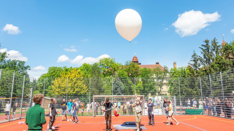 Start am Sportplatz: Vom Heisenberg-Gymnasium aus machte sich am Dienstagmittag ein Wetterballon ins nächsthöhere Stockwerk der Erdatmosphäre auf.