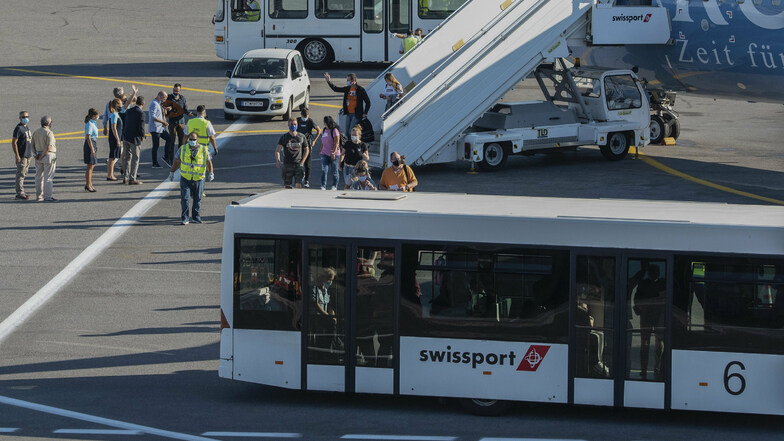 Touristenbei der Ankunft am Flughafen "Nikos Kazantzakis" in Heraklion.
