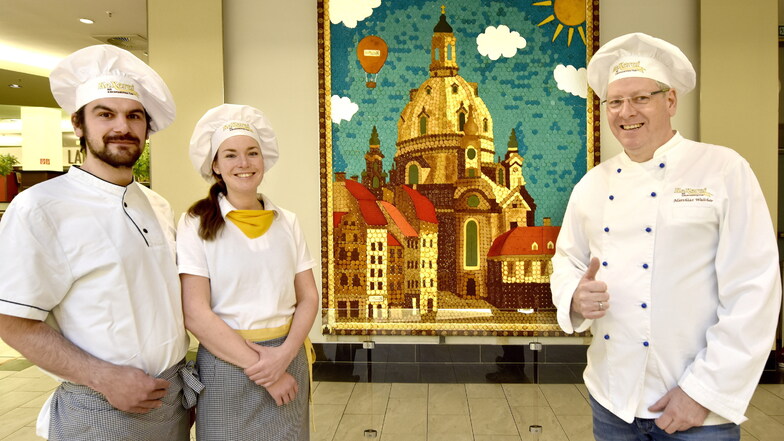 Wandbild mit Keks: Bäckermeister Matthias Walther (rechts) hat mit seinen Kollegen Oliver Groß und Susann Riedel gebastelt.