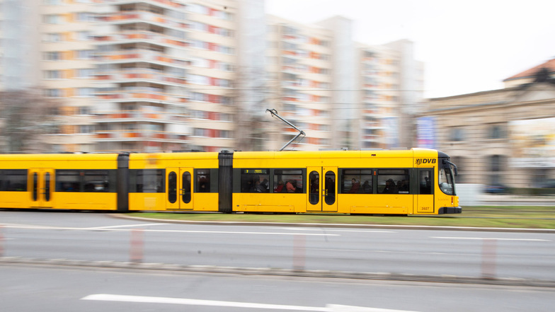 Die Dresdner Straßenbahnen und Busse werden jetzt auch tagsüber desinfiziert.