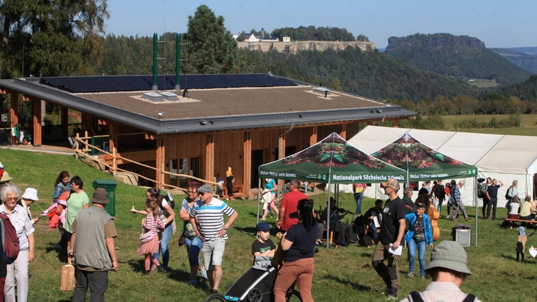 Etwa 2.000 Besucher kamen zur Neueröffnung und genossen den Blick in Richtung Königstein und Lilienstein.